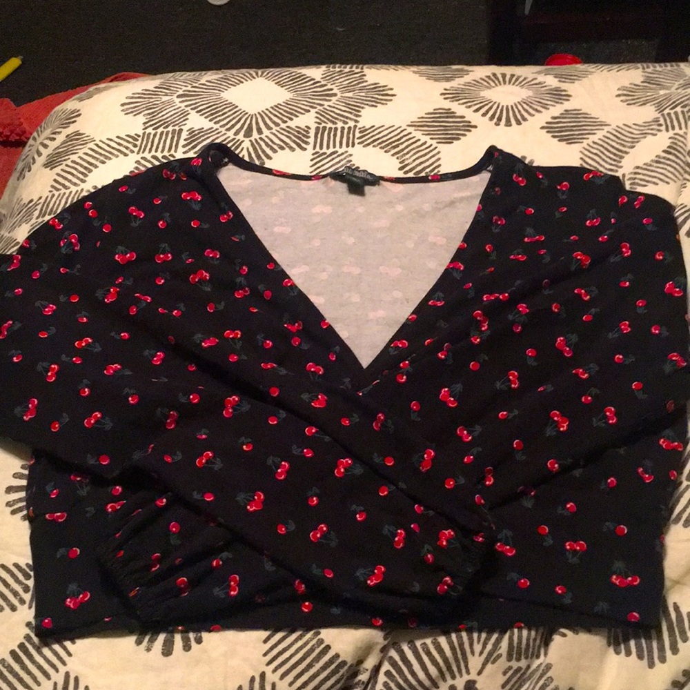 Low cut cropped long sleeve